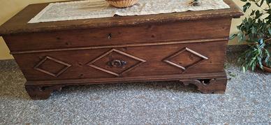 Mobili antichi: cassapanca, comodini, armadio