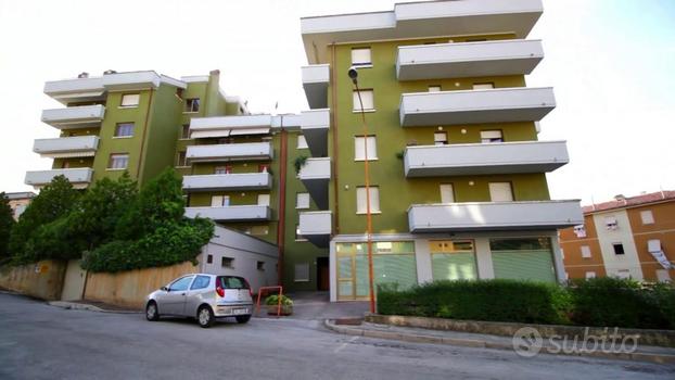 Ufficio con garage e area esterna. Lotto unico