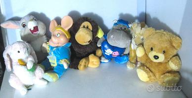 lotto di 7 peluche di cartoni animati famosi