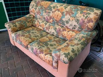 Divano a due posti classico