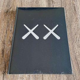 Libro KAWS x Warhol da collezione