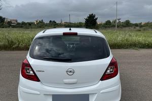 Macchina opel corsa