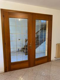 Porta in legno a due ante con vetro