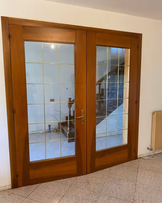 Porta in legno a due ante con vetro