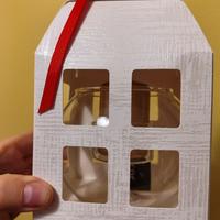 vaso in vetro con candela dorata 