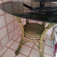 Tavolino con vetro e base in vimini