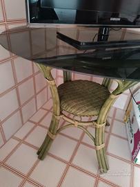 Tavolino con vetro e base in vimini