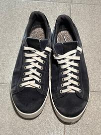 Sneakers scamosciate blu scuro con lacci bianchi