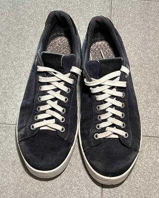 Sneakers scamosciate blu scuro con lacci bianchi