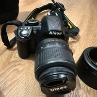 Fotocamera Nikon D3100 con due obiettivi