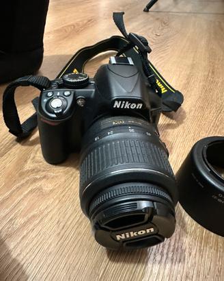 Fotocamera Nikon D3100 con due obiettivi