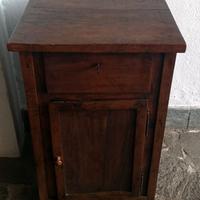Comodino in noce grande antico