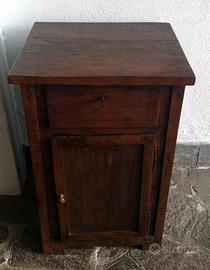 Comodino in noce grande antico