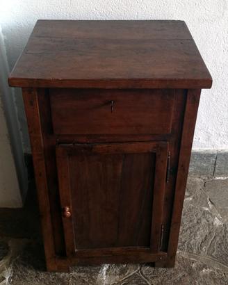 Comodino in noce grande antico