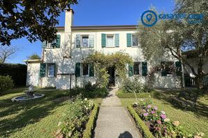 Casa singola con garage ed ampio giardino