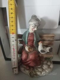 statuetta in porcellana contadina con gallina