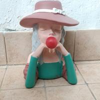 vaso in resina raffigurante donna con cappello