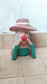 vaso in resina raffigurante donna con cappello
