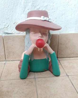 vaso in resina raffigurante donna con cappello