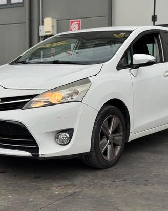 TOYOTA VERSO per ricambi usati 1WW