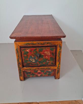 tavolino tibetano con cassette floreale