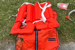 4 salvagenti nella loro borsa