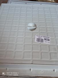 Coperchi o griglie in plastica grigia