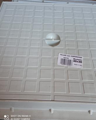 Coperchi o griglie in plastica grigia