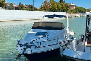 Barca motore cabinata con carrello