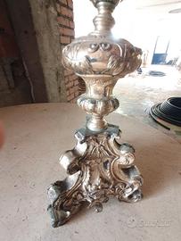 Candeliere ecclesiastico a base tripode
