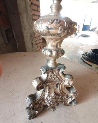 Candeliere ecclesiastico a base tripode