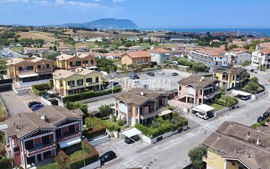 APPARTAMENTO CON GIARDINO, TERRAZZO E POSTO AUTO