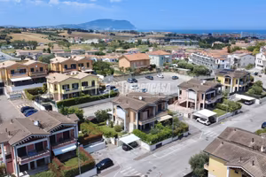 APPARTAMENTO CON GIARDINO, TERRAZZO E POSTO AUTO