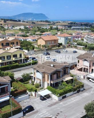 APPARTAMENTO CON GIARDINO, TERRAZZO E POSTO AUTO