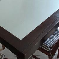 Tavolo 6 posti allungabile più 3 sedie. Materiale