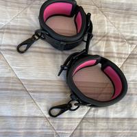 Manette in simil pelle nere e fucsia