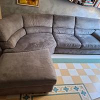 Divano angolare con pouf staccabile PoltroneSofà