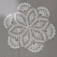 Centrino bianco lavorato a uncinetto. 