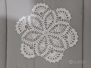 Centrino bianco lavorato a uncinetto. 