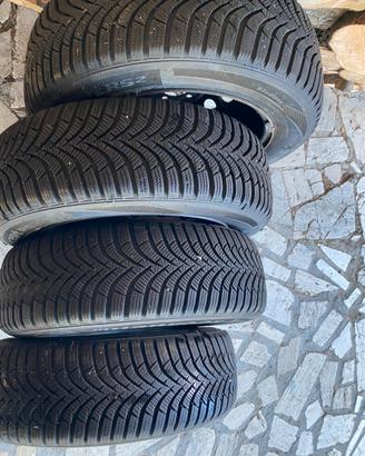Numero 4 pneumatici invernali Hankook 185/65 R15