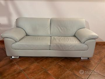 Divani in pelle azzurro chiaro