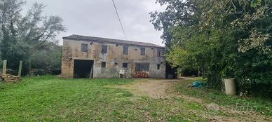 Rustico / Casale di 302 m² con più di 5 locali a T