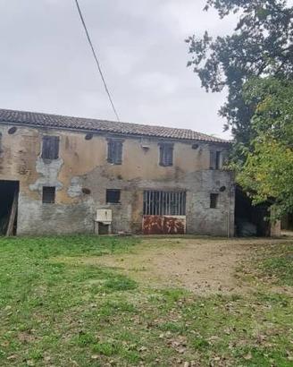 Rustico / Casale di 302 m² con più di 5 locali a T