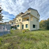 Villa bifamiliare del 2008 di 222 mq con giardino