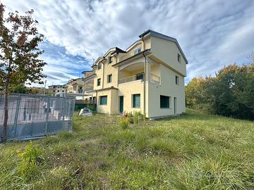 Villa bifamiliare del 2008 di 222 mq con giardino