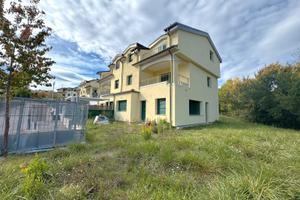 Villa bifamiliare del 2008 di 222 mq con giardino