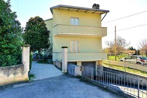 Appartamento di 125 m² con 5 locali e box auto a F