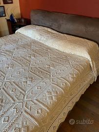 copriletto   ricamato a mano