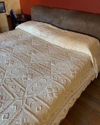 copriletto   ricamato a mano