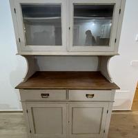 Vecchia credenza restaurata in stile shabby chic